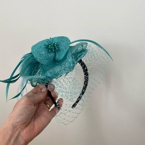 Facinator in excellent condition. Teal with matching feathers, veil and pearls.
